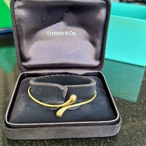 18K Gold Elsa Peretti by Tiffany & Co. teardrop bangle bracelet